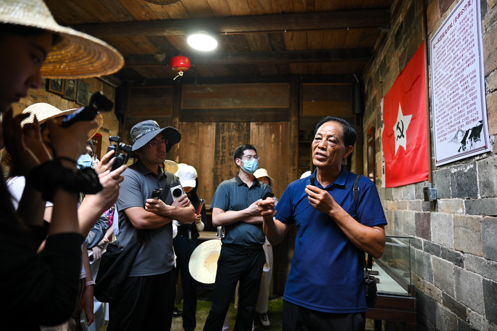 9月8日，在福建省宁化县曹坊镇下曹村的红一军团驻地旧址，红军后代曹春福（右一）讲述红色历史。