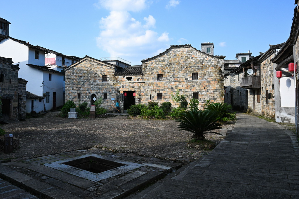 这是9月8日在福建省宁化县曹坊镇下曹村拍摄的红一军团驻地旧址和红军井。