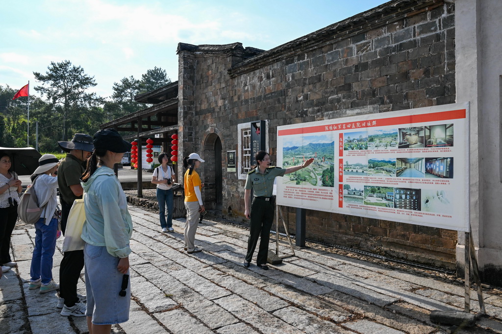 9月9日，讲解员在福建省宁化县石壁镇陈塘村为参观者介绍陈塘红军第四医院旧址群。