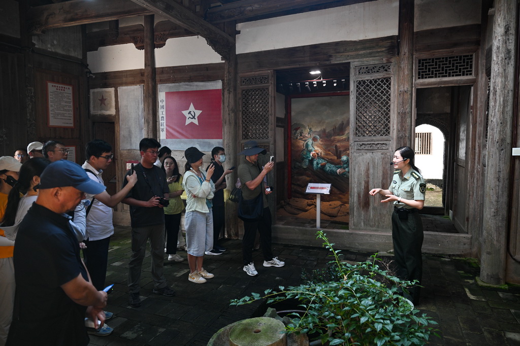 9月9日，讲解员在福建省宁化县石壁镇陈塘村陈塘红军第四医院旧址群讲述红色历史。