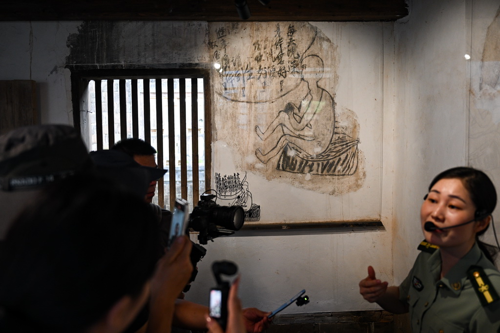 9月9日，讲解员在福建省宁化县石壁镇陈塘村陈塘红军第四医院旧址群讲述卫生宣传漫画。