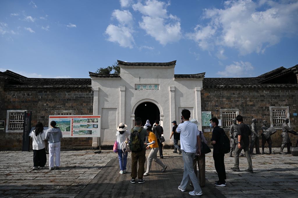 9月9日，人们在福建省宁化县石壁镇陈塘村陈塘红军第四医院旧址群参观。