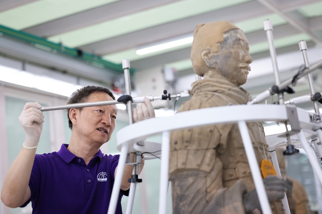 9月3日，在秦兵马俑一号坑现场保护修复实验室，秦始皇帝陵博物院研究员兰德省在调试兵马俑专用修复定位传感器。