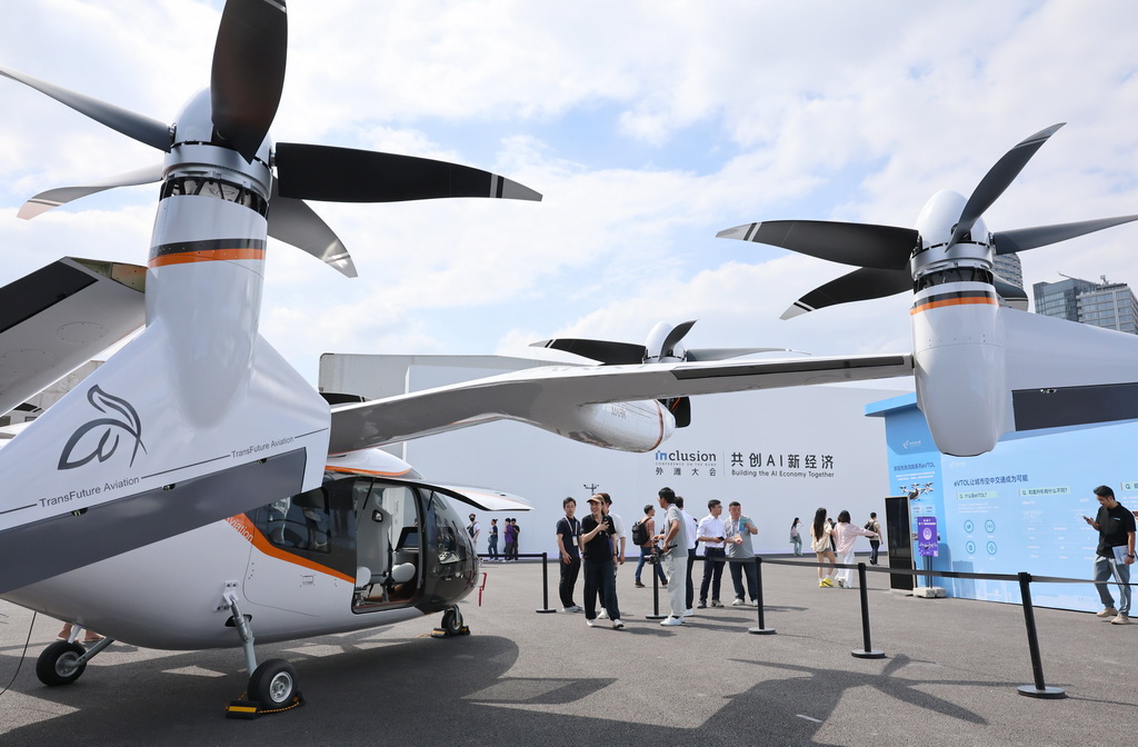 9月10日，参观者在外滩大会外场展区上的一架电动垂直起降飞行器（eVTOL）前驻足观看。