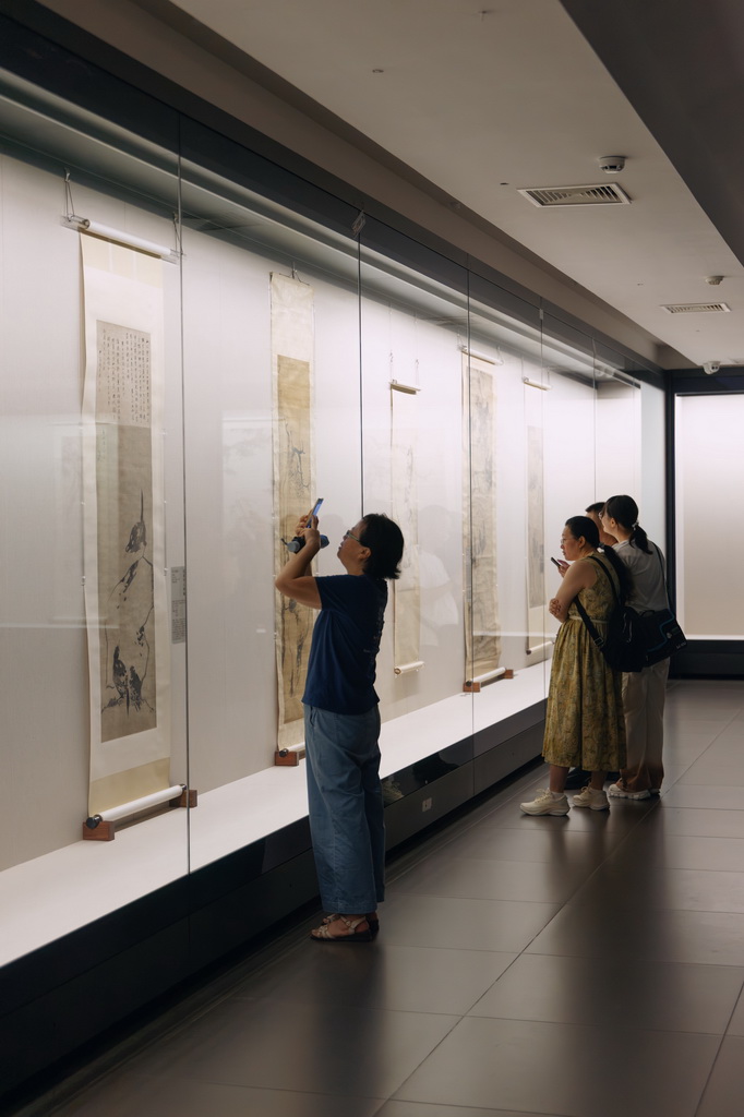 游客在八大山人紀念館裡觀展。王劍攝