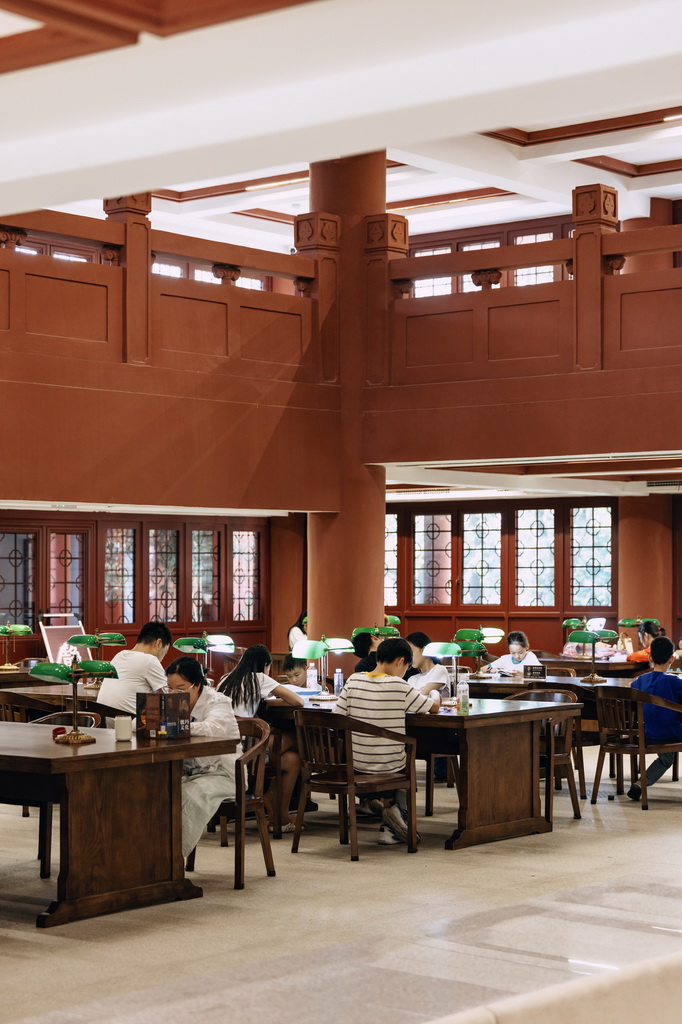 市民在豫章書院裡閱讀、學習。王劍攝