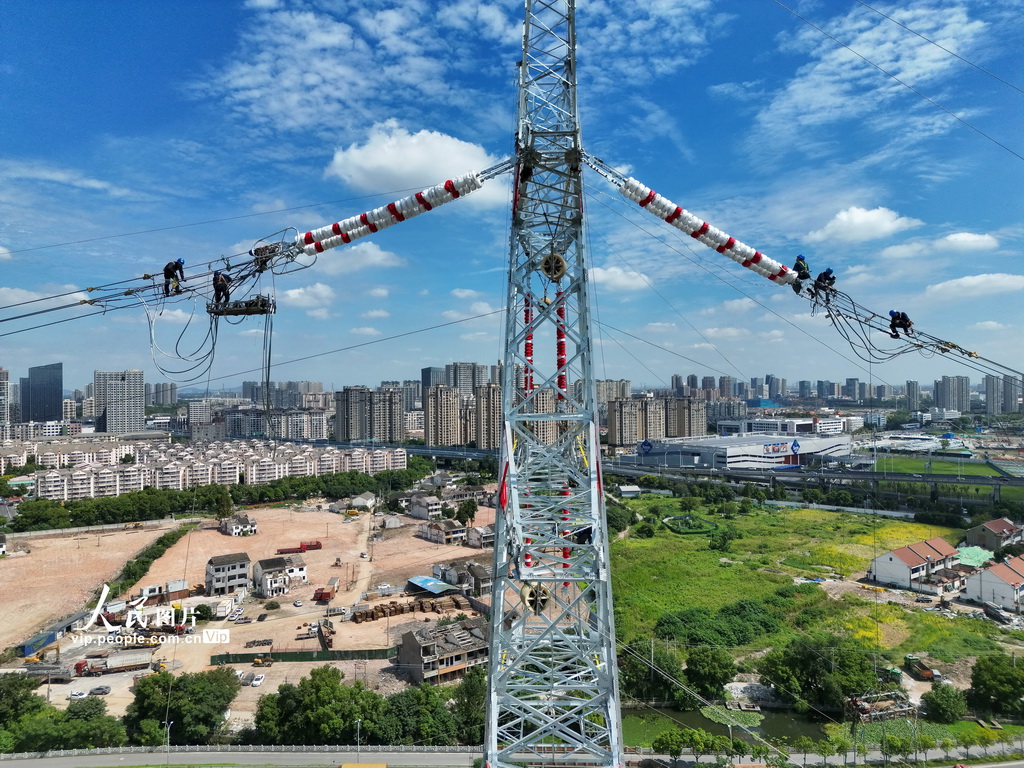 江苏无锡：迁改线路助力高速建设【2】