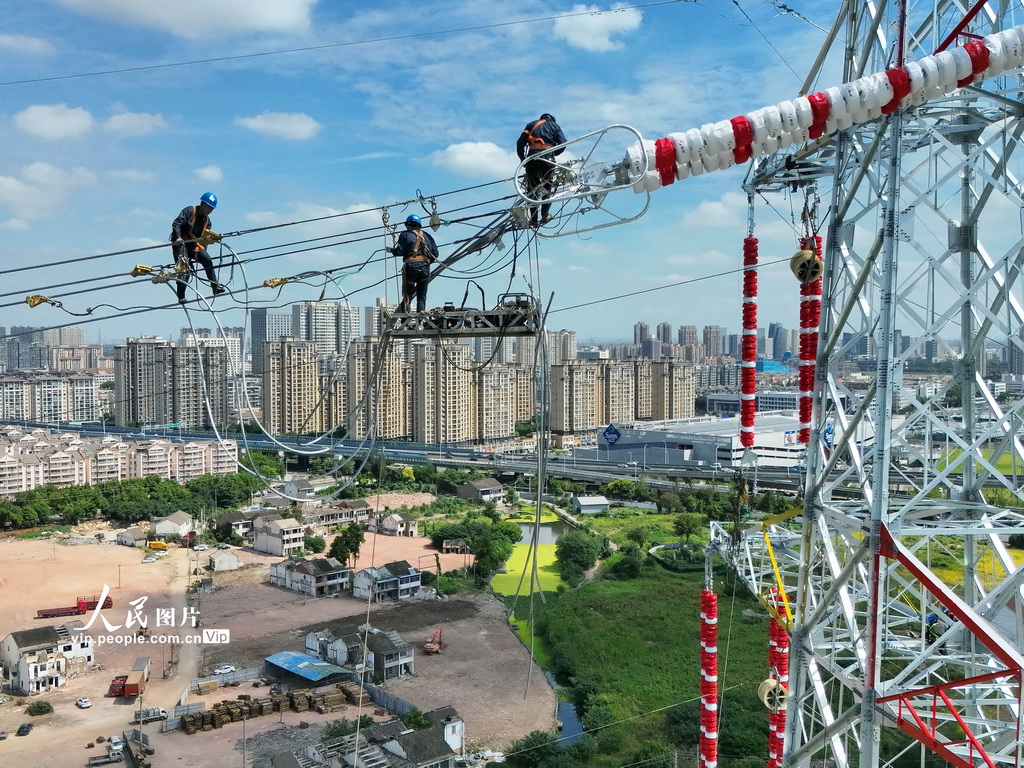 江苏无锡：迁改线路助力高速建设【3】