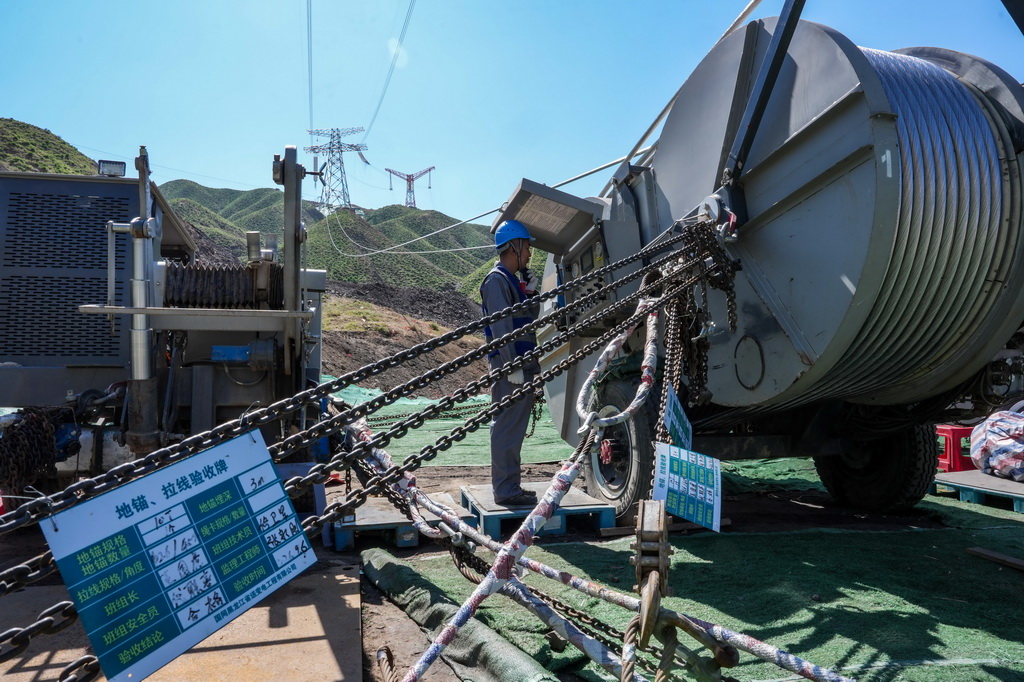 9月14日，建设者在陇电入浙工程黄河大跨越段北岸450号张力场展放导线。