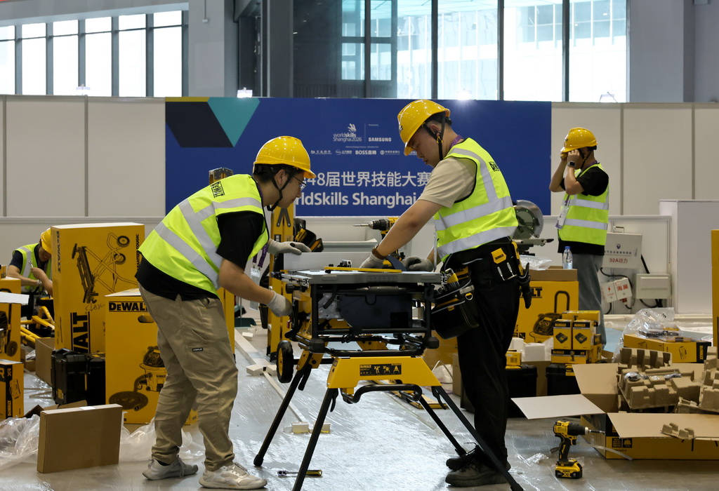 9月15日，技术人员在技能大赛木工赛项场地内安装调试工具设备。