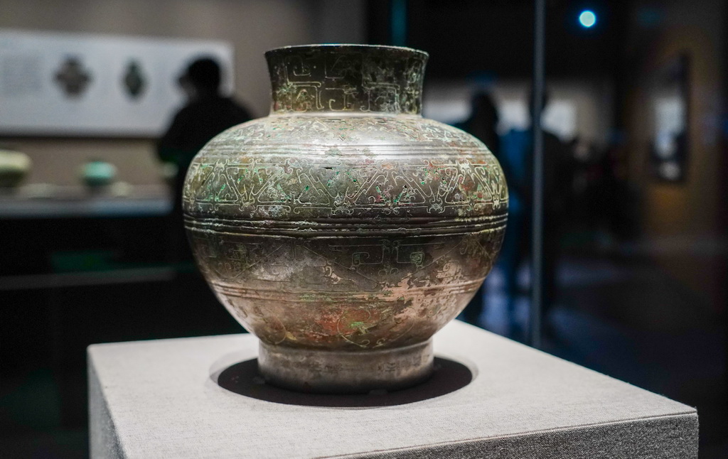这是在“泰山：东方岱宗 万物始生”展上展出的战国燕王职壶（9月15日摄）。