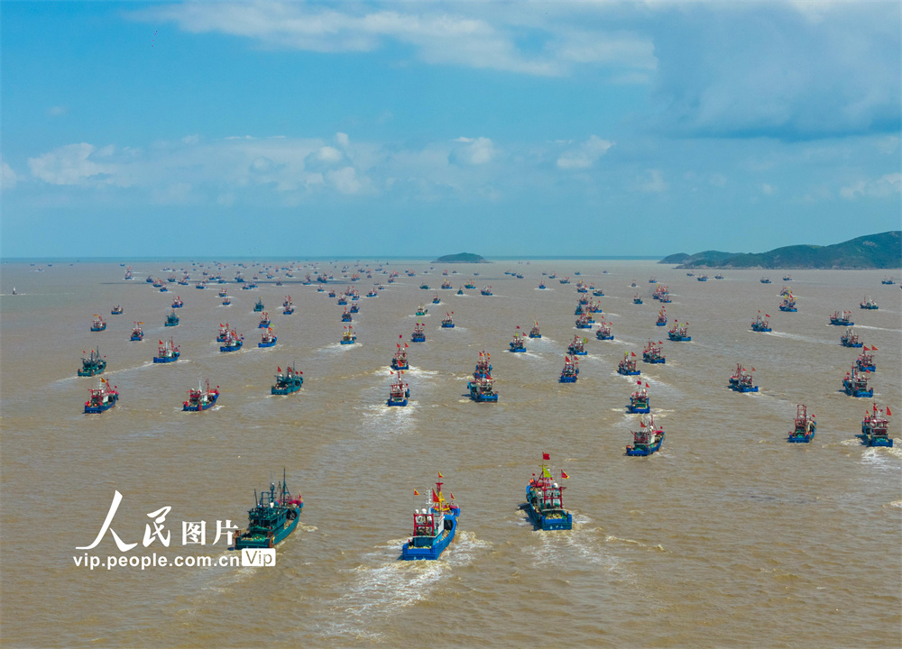 9月16日，渔船从浙江省宁波市象山县石浦渔港扬帆起航，奔赴渔场。