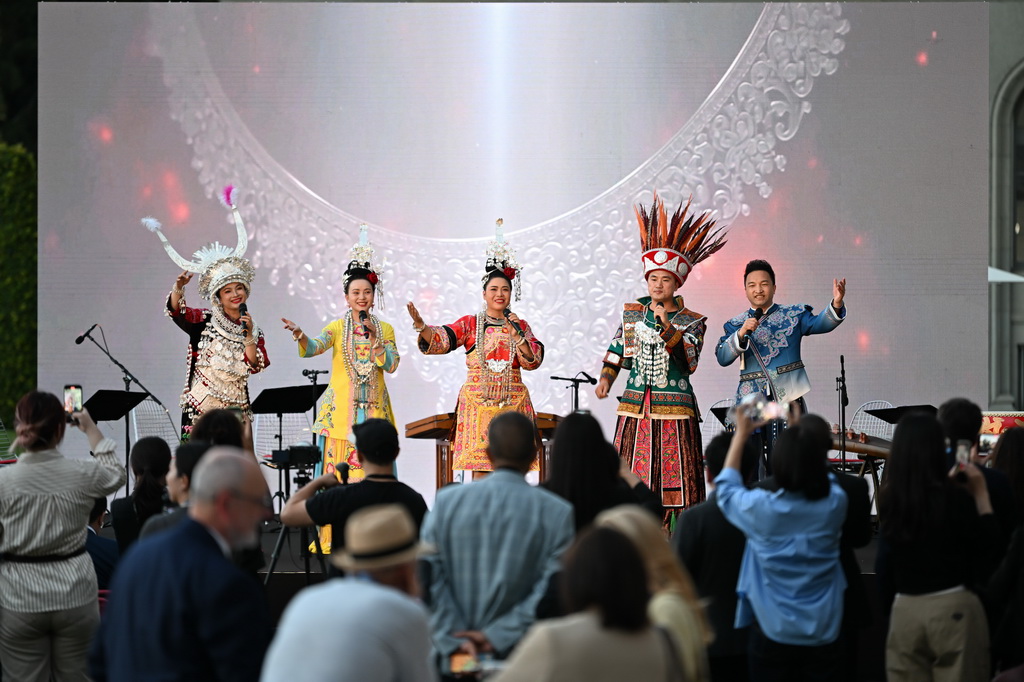 9月15日，在瑞士日内瓦世贸组织总部，表演者在“和合之声”的文化演出及招待会上表演中国民俗艺术。