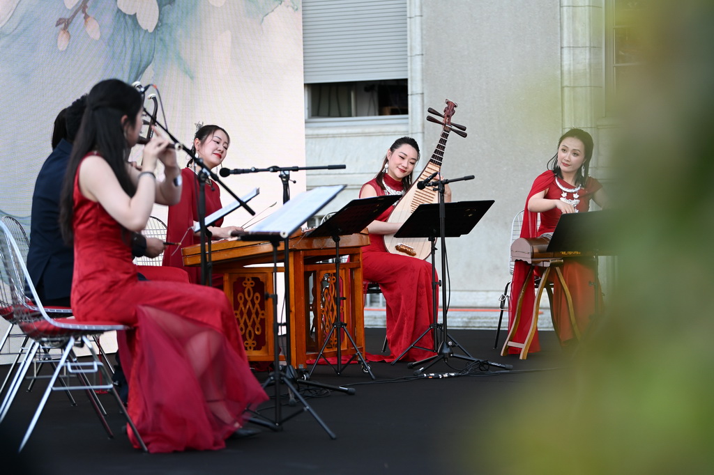 9月15日，在瑞士日内瓦世贸组织总部，表演者在“和合之声”的文化演出及招待会上表演中国民俗艺术。