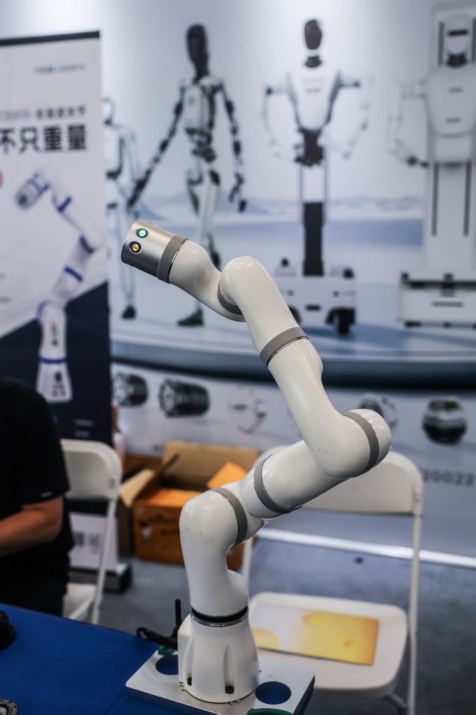 這是9月17日在第九屆中國機器人峰會現場拍攝的超輕量協作機器人。