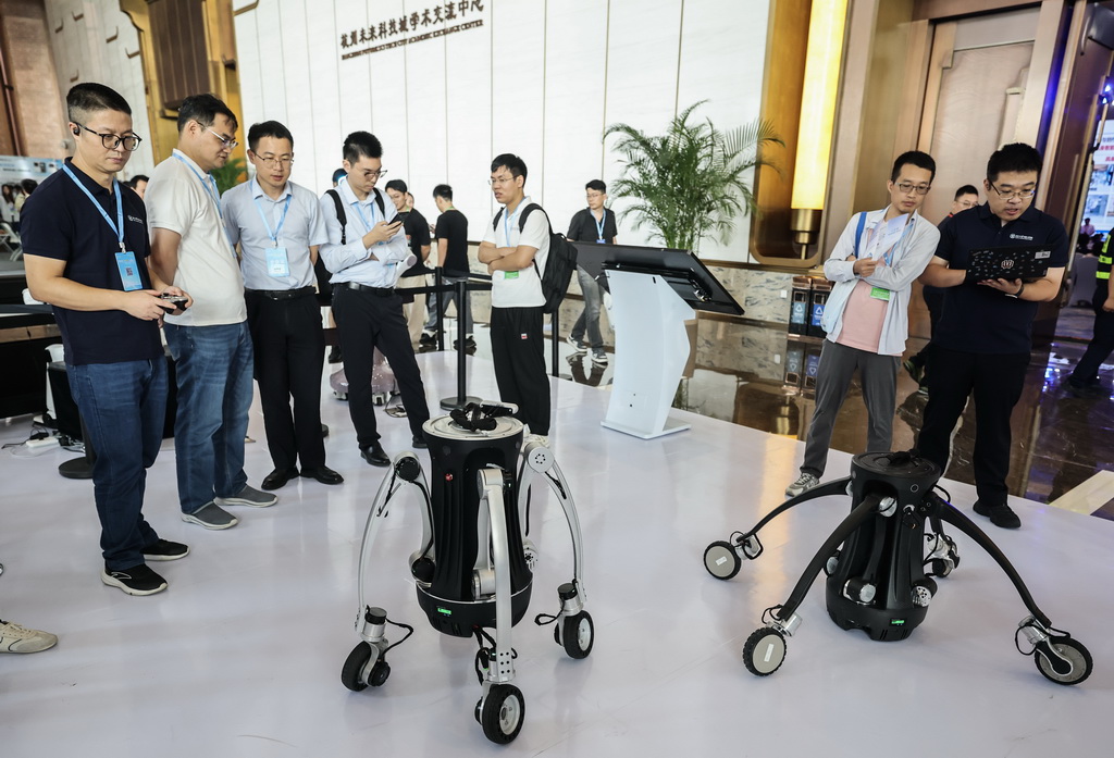 9月17日，在第九届中国机器人峰会现场，工作人员向观众展示轮足复合敏捷移动平台。