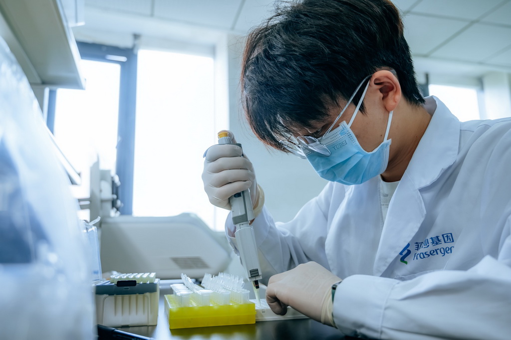 菲沙基因工作人员正在进行三维基因组文库构建。邱活摄