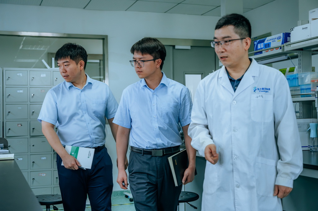 农行湖北省分行工作人员在菲沙基因走访调研。邱活摄
