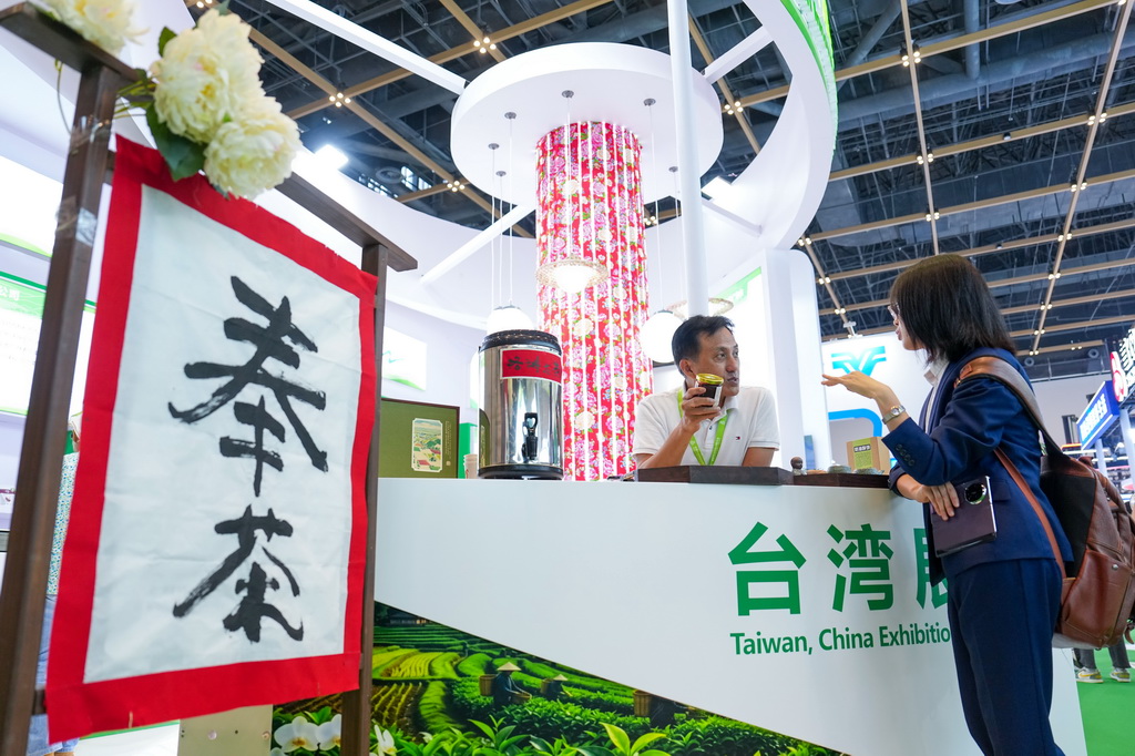 9月17日,参观者在世界农业科技创新博览会的台湾展团展位参观。