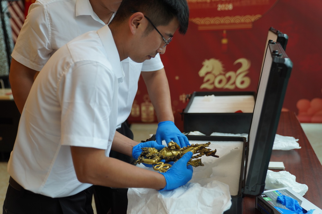 9月17日，中方工作人員在美國紐約准備裝箱返還的文物。新華社記者 張鳳國 攝