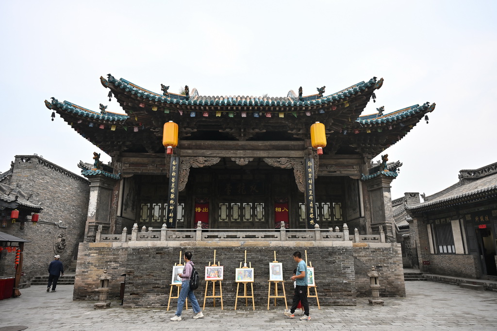9月19日，参观者在第26届平遥国际摄影大展上欣赏作品。新华社记者 孙瑞博 摄