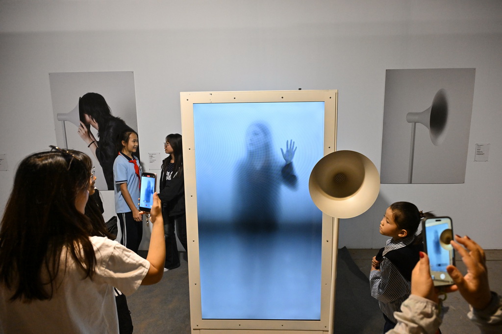 9月19日，参观者在第26届平遥国际摄影大展上欣赏作品。新华社记者 孙瑞博 摄