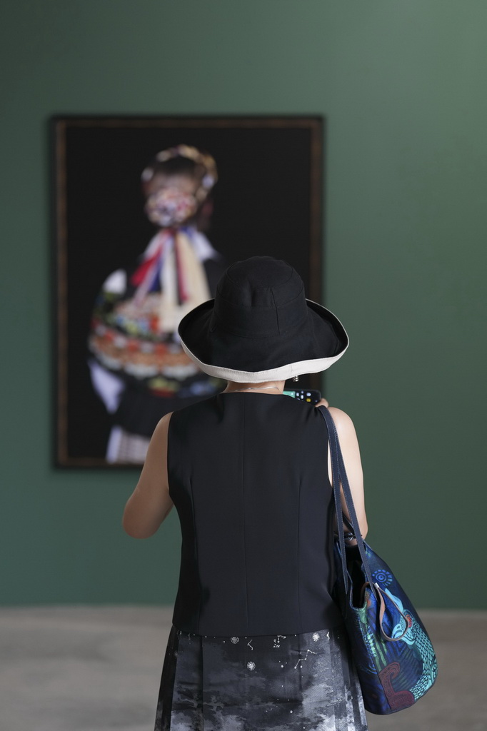 9月19日，参观者在第26届平遥国际摄影大展上欣赏作品。新华社记者 杨晨光 摄