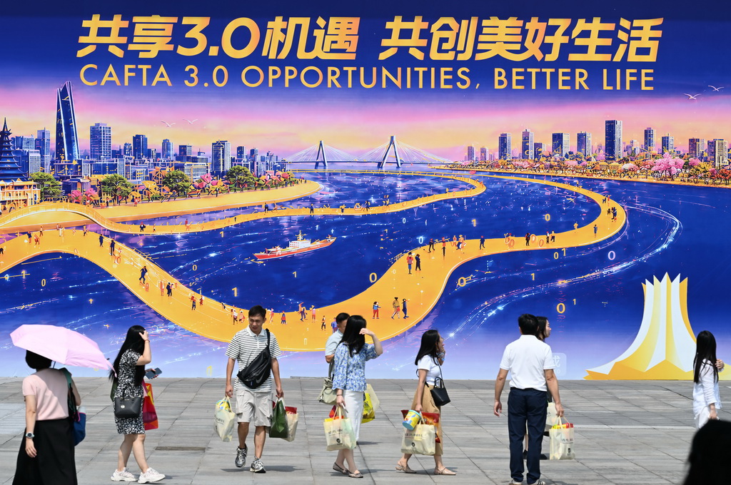 9月20日，人们在广西南宁国际会展中心参观。新华社记者 黄孝邦 摄