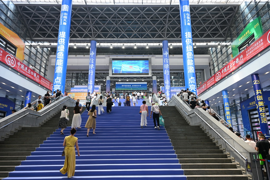 9月20日，人们在广西南宁国际会展中心参观。新华社记者 孙欢杰 摄