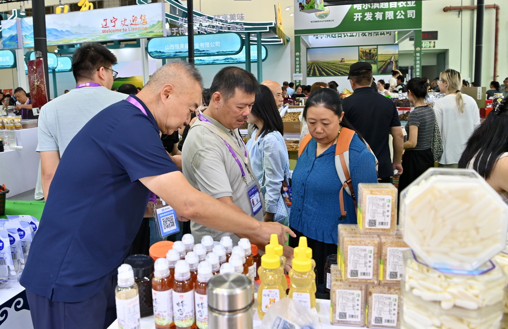 9月20日，人们在广西南宁国际会展中心参观购物。新华社记者 陆波岸 摄