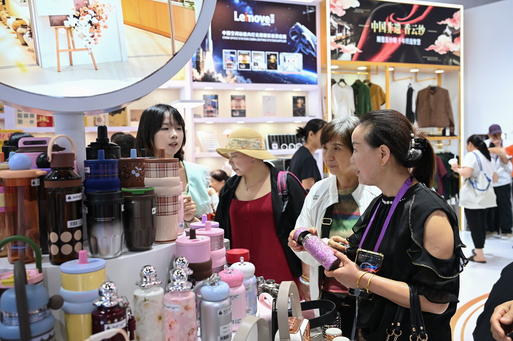 9月20日，在广西南宁国际会展中心，参观者在挑选水杯。新华社记者 孙欢杰 摄