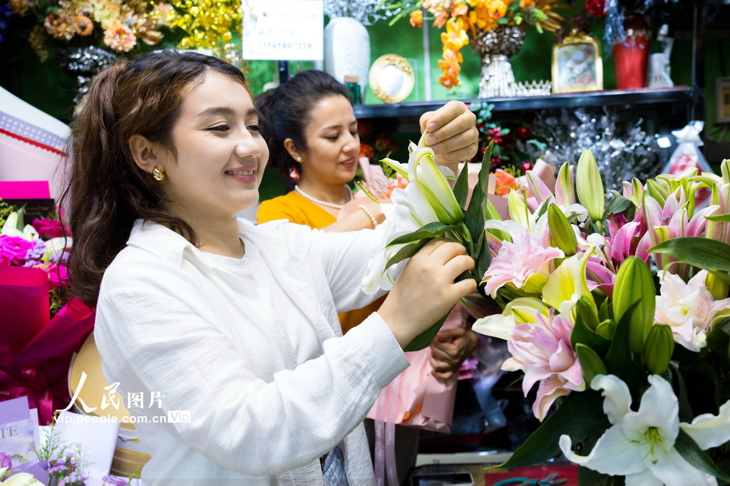 新疆乌鲁木齐：花卉市场销售忙