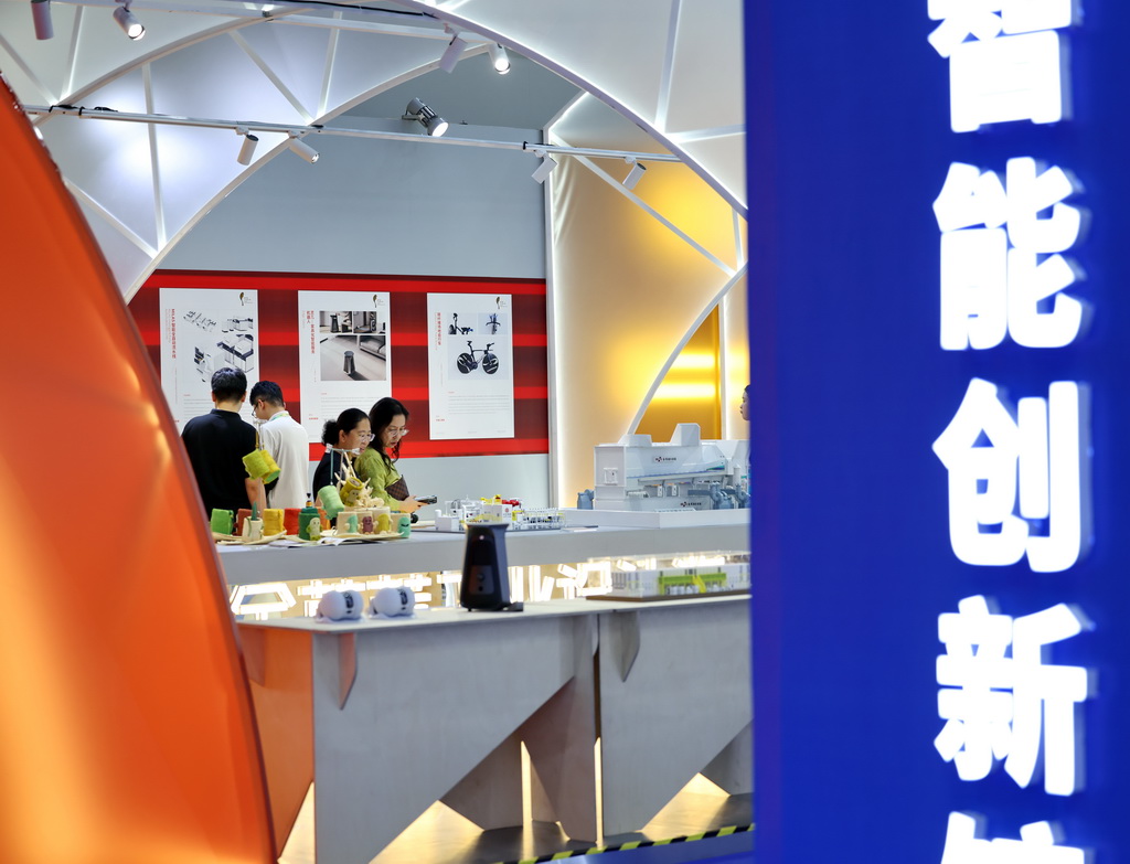 9月21日，参观者在河北国际工业设计创新成果展览会现场参观。