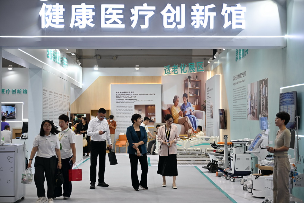 9月21日，参观者在河北国际工业设计创新成果展览会现场参观。