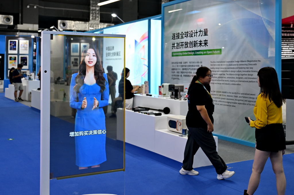 这是河北国际工业设计创新成果展览会现场展出的透明屏产品（9月21日摄）。