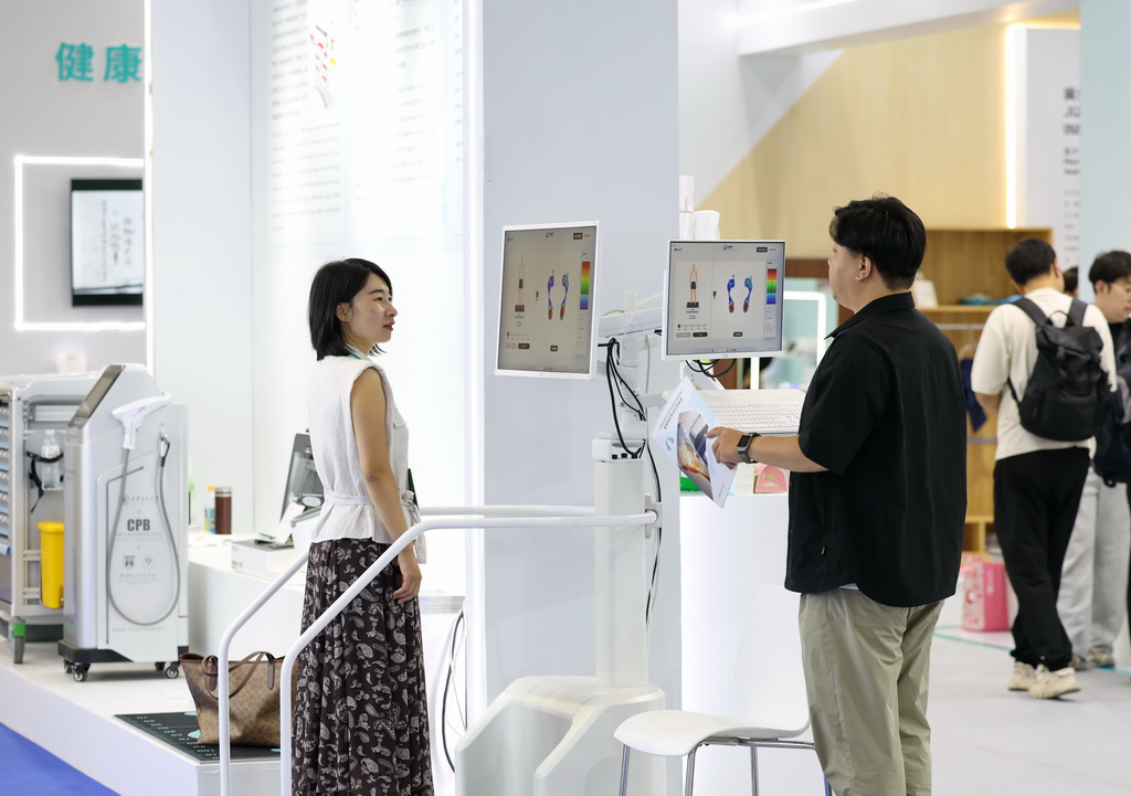 9月21日，参观者在河北国际工业设计创新成果展览会现场体验智能健康检测产品。