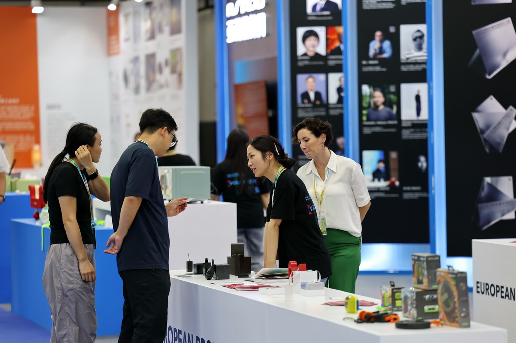 9月21日，参观者在河北国际工业设计创新成果展览会现场参观。