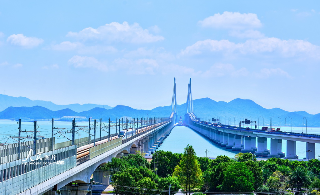 国内首条跨海市域铁路通车运营