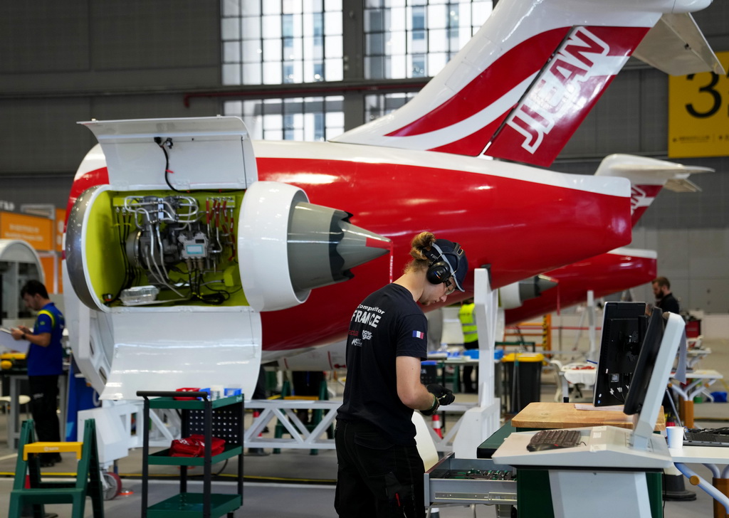 9月23日，選手在參加飛機維修項目比賽。新華社記者 劉穎 攝