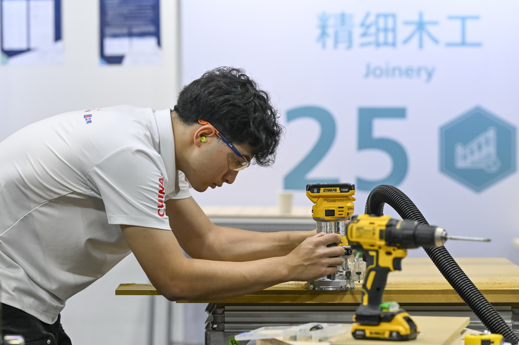 9月23日，选手参加精细木工项目比赛。新华社记者 陈浩明 摄
