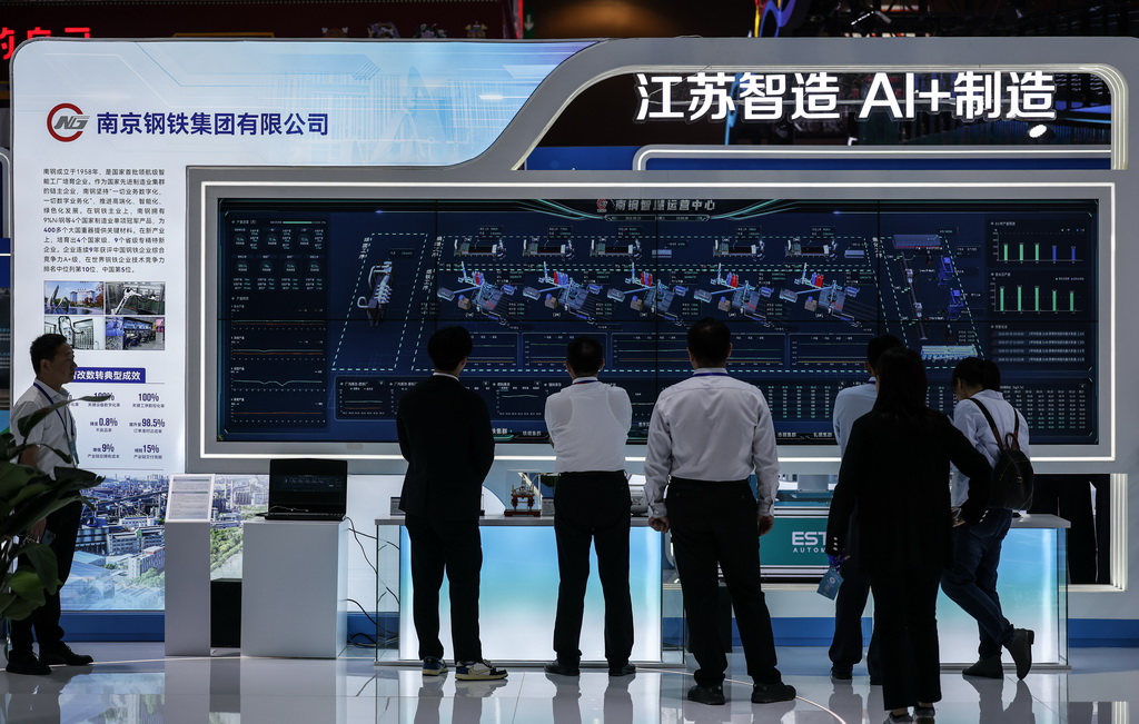 9月23日，参会人员在辽洽会主题展览上参观。