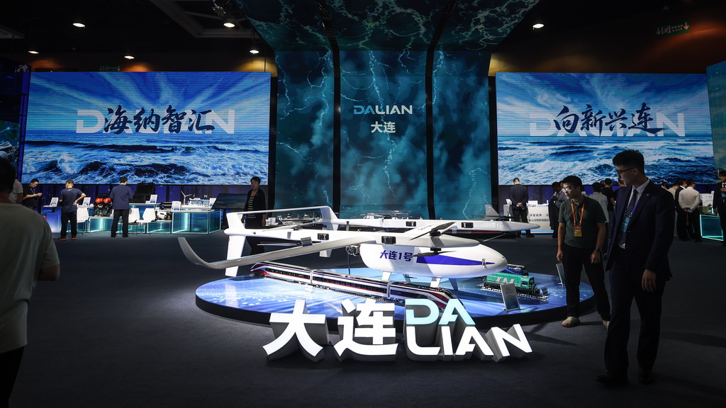 9月23日，参会人员在辽洽会主题展览上参观。