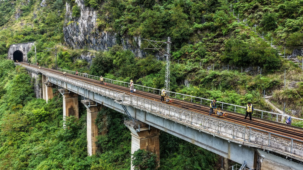 工人在沪昆铁路贵州段二道岩至茨冲区间整修线路（9月6日摄，无人机照片）。