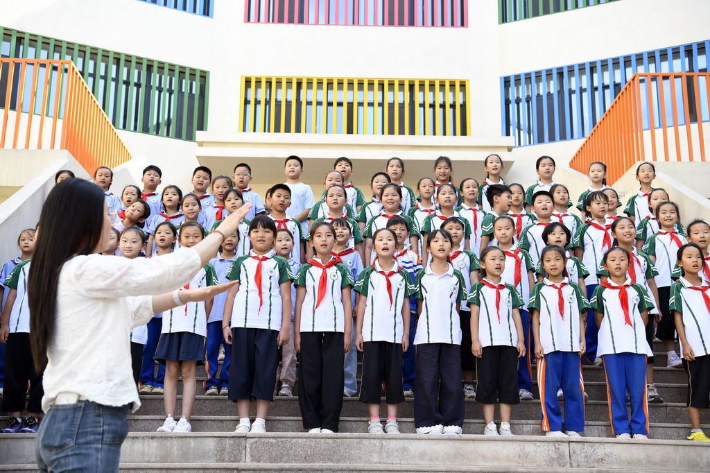 9月23日，在山东省莒县沭东花园小学，天籁童声社团的学生在练习合唱。