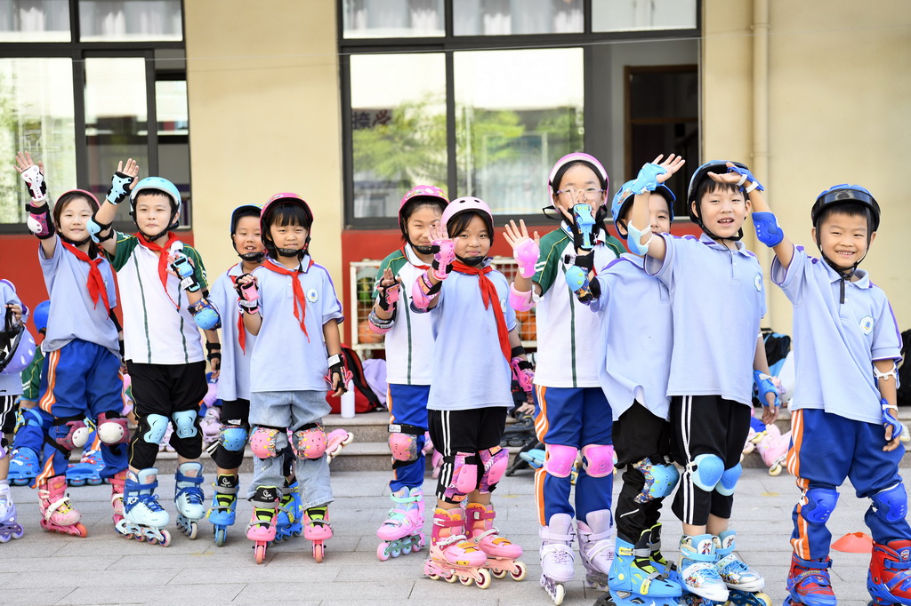 9月23日，在山东省莒县沭东花园小学，砺风轮滑社团的学生在练习轮滑。