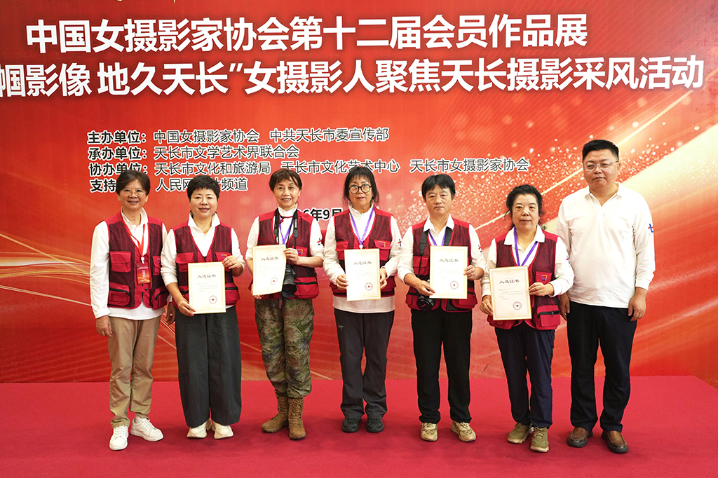 頒發入選証書。