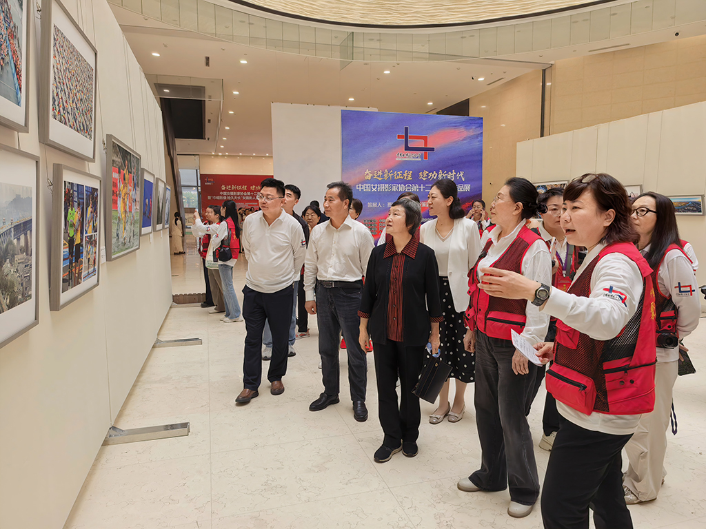 策展人賈婷介紹展覽情況。李霞攝