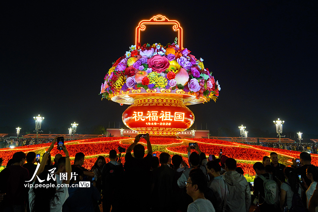 北京：天安門廣場“祝福祖國”大花籃璀璨奪目【4】