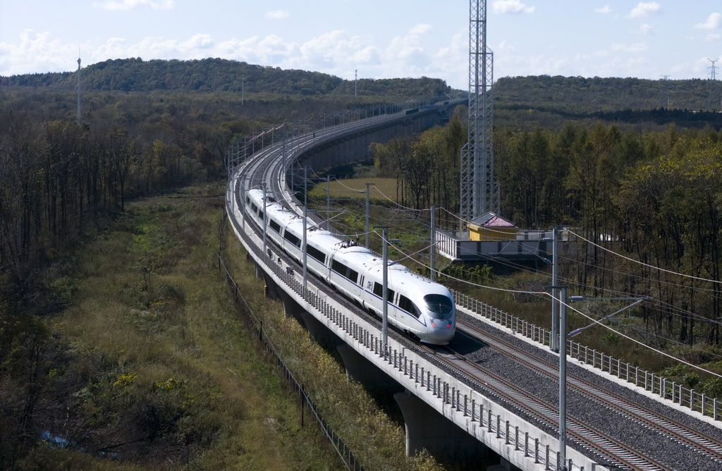 9月28日，哈伊高鐵首發列車行駛在伊春市境內（無人機照片）。新華社記者 王鬆 攝