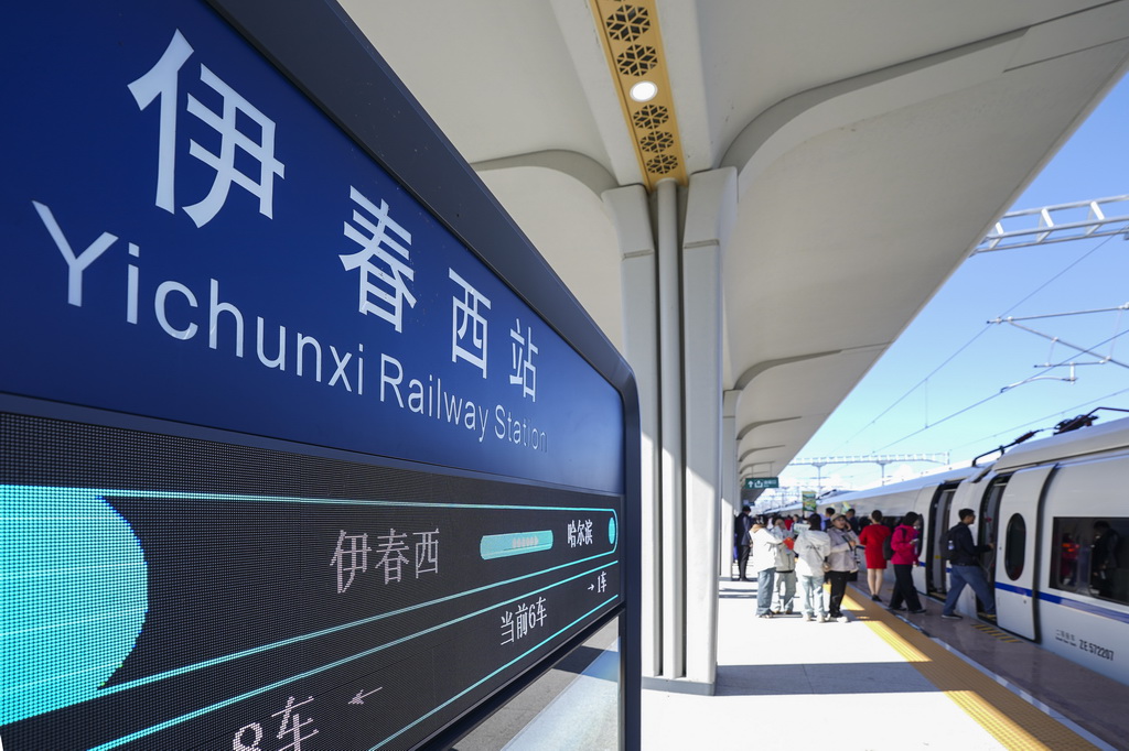 9月28日，乘客在伊春西站內登車。新華社記者 那宇奇 攝